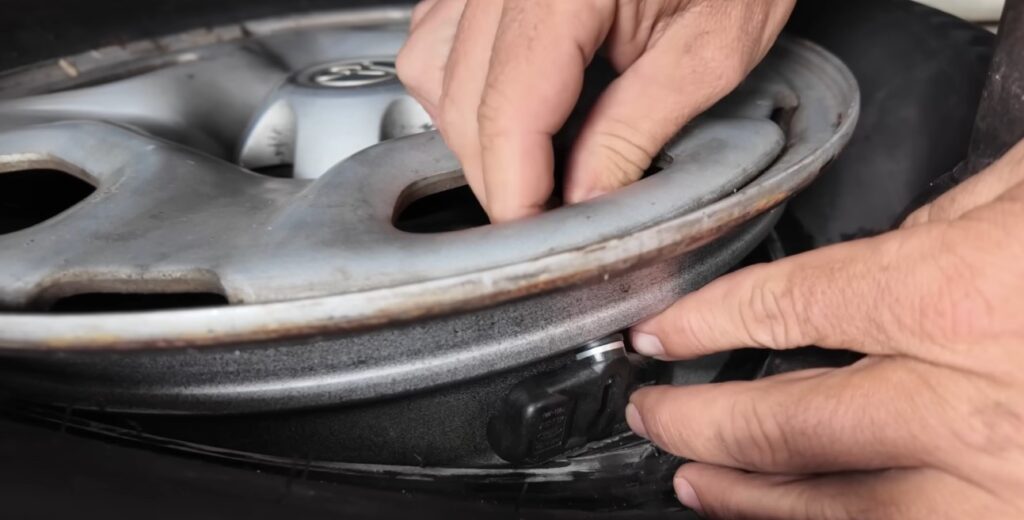  Remove the Old TPMS Sensor.How to Change Tire Pressure Sensor